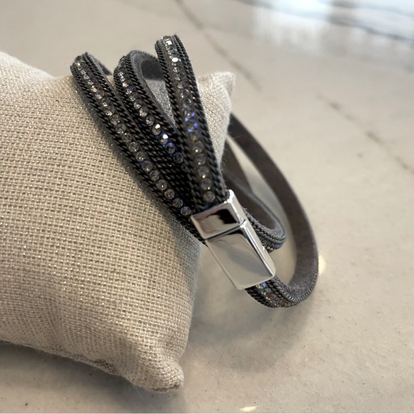 Gray Leather and Crystal wrap bracelet with silver magnetic closure - Picture 2 of 3